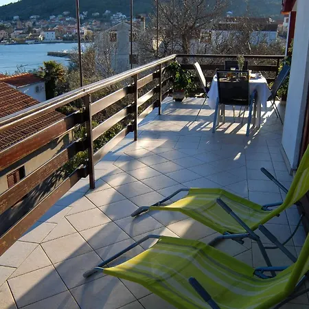 Beachfront Saturn Apartment Preko