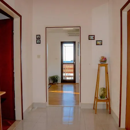 Beachfront Saturn Apartment Preko